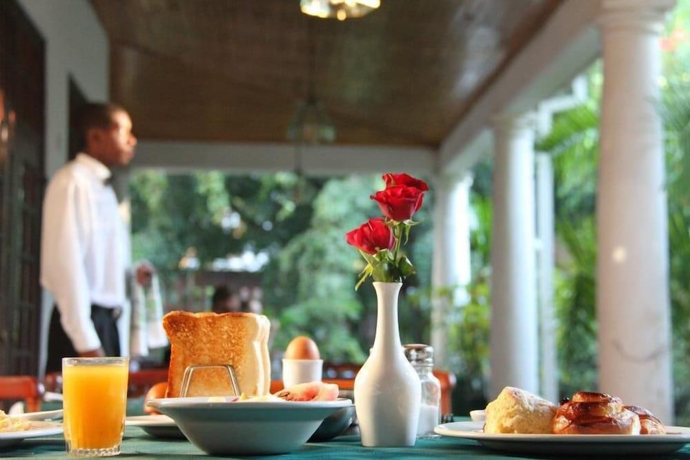 Bronte Hotel Harare Exterior foto